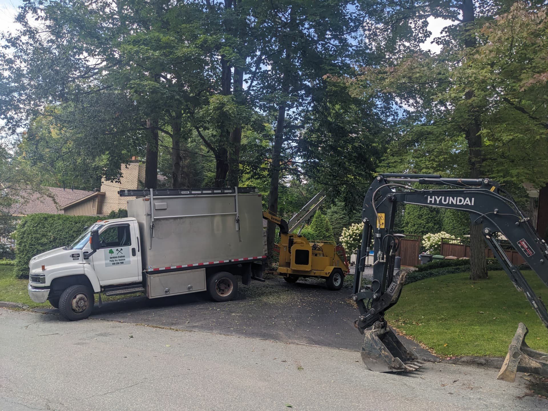 Camion et déchiqueteuse en opération lors de travaux de déchiquetage